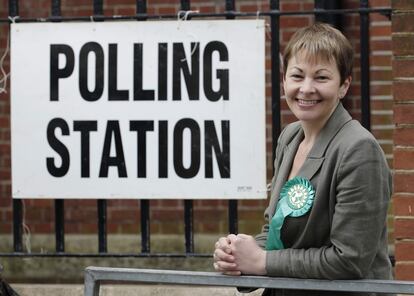 Caroline Lucas, líder del Partido Verde, posa tras depositar du voto en un centro electoral de Brighton. Su partido tiene expectativas de hacerse con hasta tres escaños en el Parlamento.