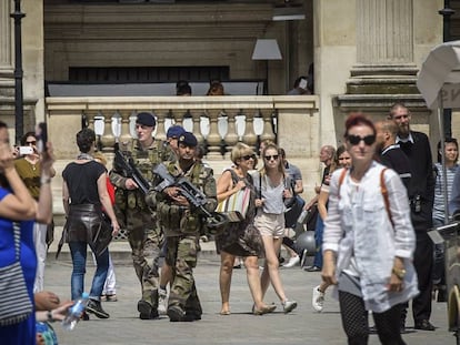 Varios soldados patrullan las calles de Niza.