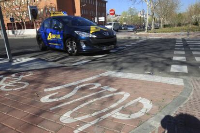 Un coche de autoescuela circula por Alcorcón.