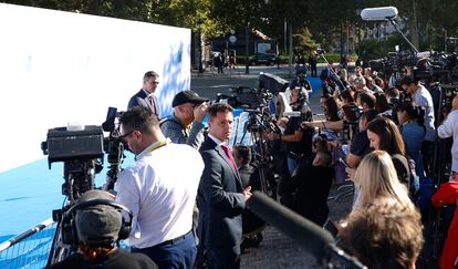 El presidente del Gobierno en funciones, Pedro Sánchez, rodeado de medios de comunicación, a su llegada a la cumbre de líderes europeos celebrada en la ciudad de Granada, este jueves. 