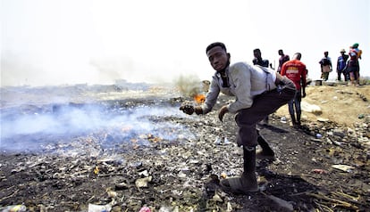 Imagen de un joven que trabaja como “quemador” de cables, el trabajo de menor rango en este vertedero, que fue desalojado por las autoridades de Ghana en 2021, pero en el que centenares de personas siguen subsistiendo gracias al reciclaje y venta de chatarra.