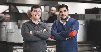 Andrés Casal y Efrén Álvarez, fundadores y CEO de Wetaca, en las cocinas de la compañía.