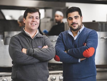 Andrés Casal y Efrén  Álvarez, fundadores y CEO de Wetaca, en las cocinas de la compañía.