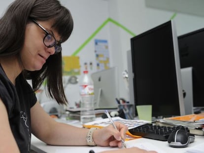 Anna Vives, en su mesa de trabajo.