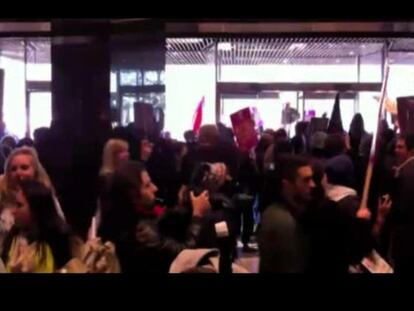 El asalto de los manifestantes a la sede del Partido Conservador británico