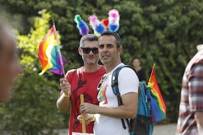 Una pareja participa en la Marcha del Orgullo LGTB en Jerusalén (Israel).