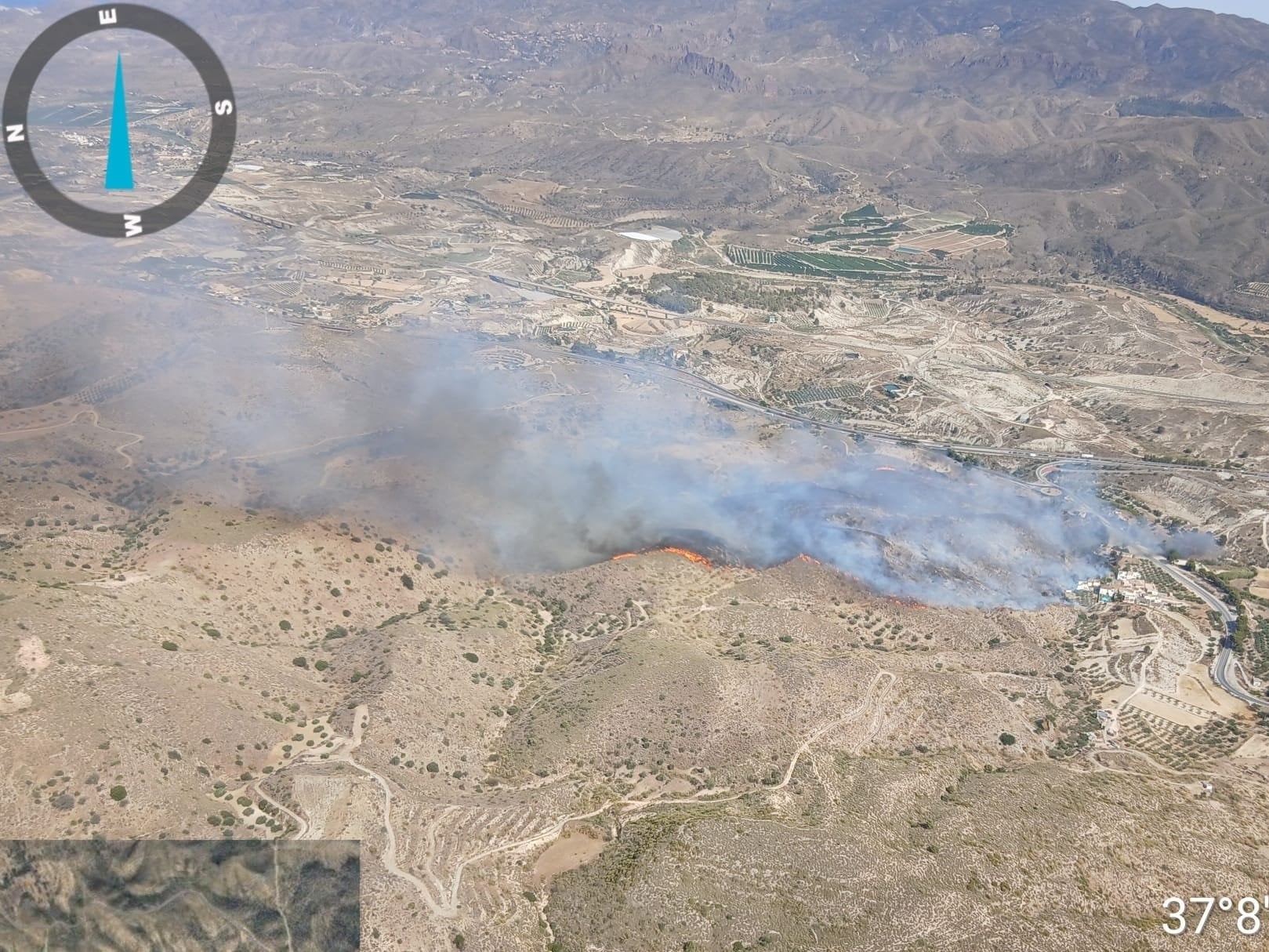 Más de 200 bomberos luchan contra dos incendios en Almería y Málaga