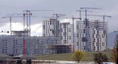 En la imagen, varios edificios de viviendas en construcción