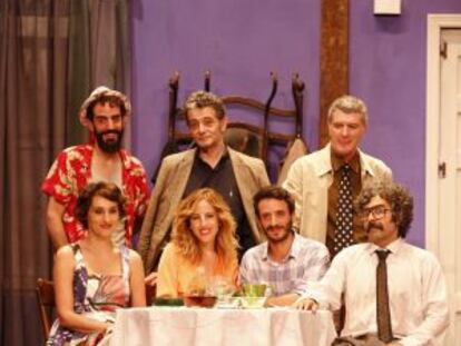 Elenco de actores de 'Dinero negro' en el Teatro Amaya de Madrid.