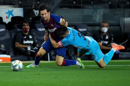 Bustinza frena con falta a Messi, durante el Barcelona-Leganés.