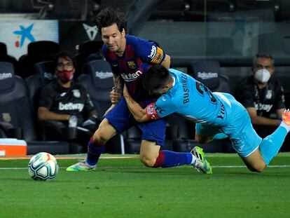 Bustinza frena con falta a Messi, durante el Barcelona-Leganés.