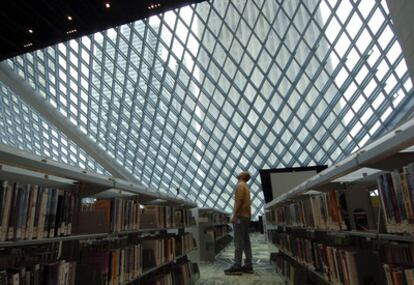 Interior de la Biblioteca Central de Seattle en el estado de Washington ( Estados Unidos) con una estructura en vidrio diseñada por Rem Koolhaas, del estudio de arquitectura LMN con un coste de 165 millones de dólares.