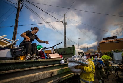 Vecinos del barrio de Todoque, ayudados por empleados municipales, en los Llanos, recoge sus pertenencias después de ser evacuados por la cercanía de la lava, el 21 de septiembre.