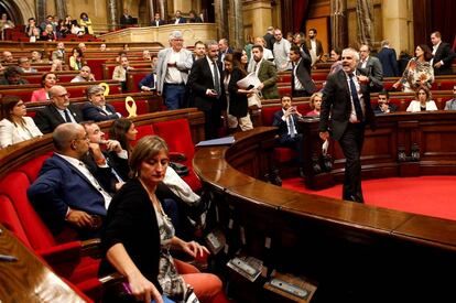 Los diputados de C's abandonan el hemiciclo del Parlament.