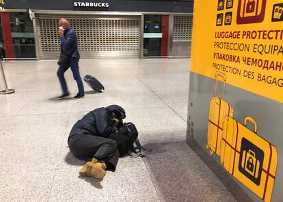 Un viajero duerme en el suelo del aeropuerto de Málaga, en la madrugada del martes.