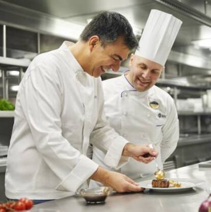 Freixa, dos estrellas Michelin, creando en las cocinas del crucero.