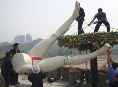 La escultura de la entrada del primer parque temático sexual en China es desmantelada antes de su inauguración.