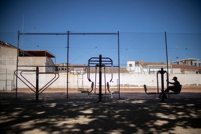 Un joven hace deporte en una máquina de ejercicios instalada en la calle Pintor Madrazo.