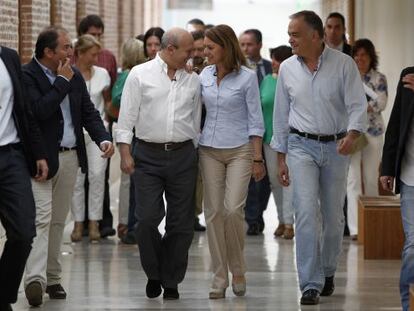 El ministro Wert camina junto a Dolores de Cospedal en un acto sobre educaci&oacute;n en junio de 2013. 