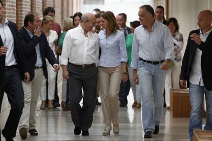 El ministro Wert camina junto a Dolores de Cospedal en un acto sobre educaci&oacute;n en junio de 2013. 