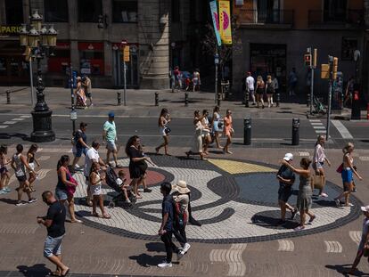 Mosaico de Joan Miró, lugar donde quedó parada la furgoneta del atentado yihadista del 17 de agosto de 2017 en la Rambla (Barcelona), este 10 de agosto.