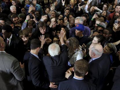 Bernie Sanders saluda a unos simpatizantes en Atlanta (Georgia).