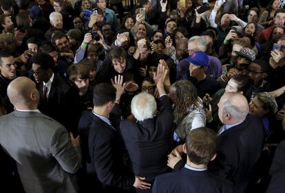 Bernie Sanders saluda a unos simpatizantes en Atlanta (Georgia).