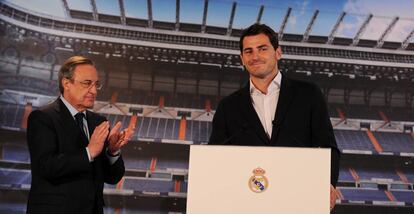 Florentino Pérez aplaude a Iker Casillas al comunicar su baja del Real Madrid en 2015.