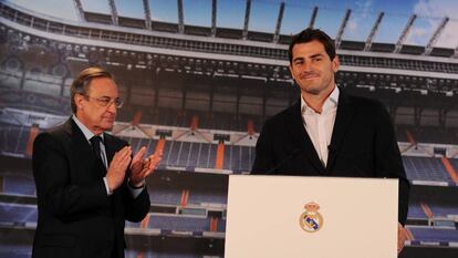 Florentino Pérez aplaude a Iker Casillas al comunicar su baja del Real Madrid en 2015.