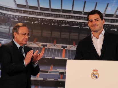 Florentino Pérez aplaude a Iker Casillas al comunicar su baja del Real Madrid en 2015.