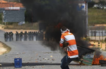 Manifestantes contrários a Maduro enfrentam a Guarda Nacional Venezuelana na zona fronteiriça entre Pacaraima, no Brasil, e Santa Elena de Uairen, na Venezuela.