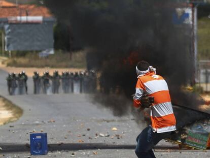 Manifestantes contrários a Maduro enfrentam a Guarda Nacional Venezuelana na zona fronteiriça entre Pacaraima, no Brasil, e Santa Elena de Uairen, na Venezuela.