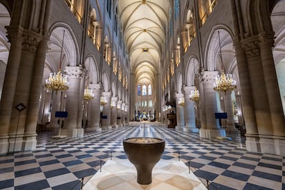 El baptisterio diseñado por el artista y diseñador francés Guillaume Bardet de la catedral de Notre-Dame.