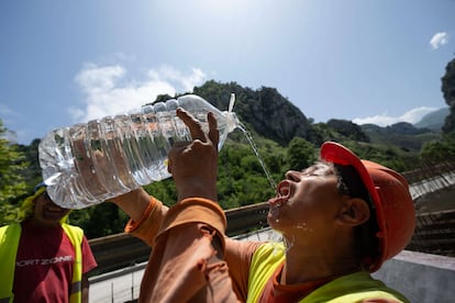 Un trabajador se refresca este martes en una obra en Liébana.