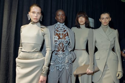 Una imagen desde el ‘backstage’ del desfile de Mugler.