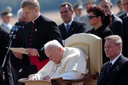 Robert Urland (de pie, a la izquierda) lee la parte del discurso de Juan Pablo II que el Papa no pudo terminar.