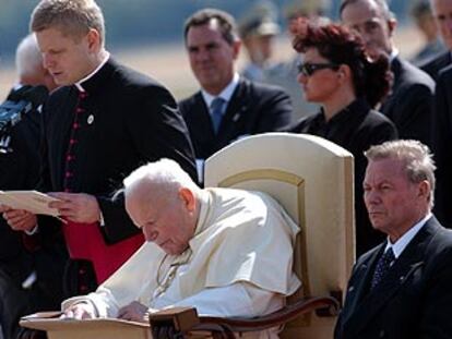 Robert Urland (de pie, a la izquierda) lee la parte del discurso de Juan Pablo II que el Papa no pudo terminar.