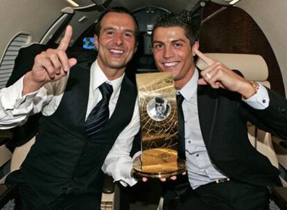 Jorge Mendes y Cristiano Ronaldo, con el último trofeo del FIFA World Player.