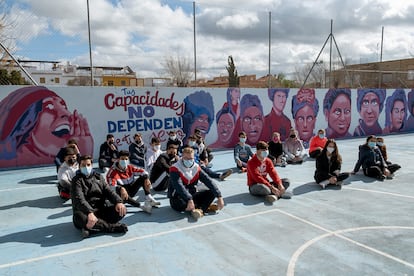 Parte del alumnado que ha participado en la elaboración del mural feminista.