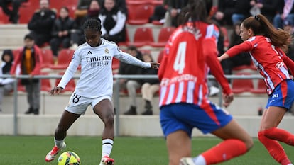 Linda Caicedo golpea el balón en el primer gol del Madrid ante el Atlético este domingo.