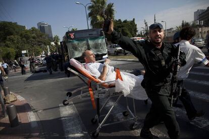 Soldados israel&iacute;es y personal medico trasladan a un herido.