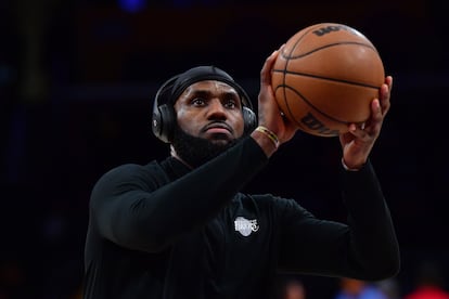 James calienta antes del partido contra Oklahoma City Thunder.