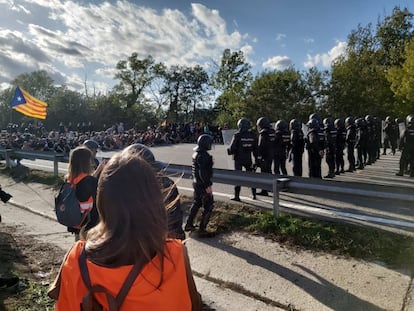 Agentes antidisturbios, antes de desalojar a los manifestantes que cortaban el martes la AP-7 en Girona.