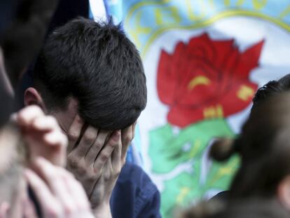 Un aficionado del Blackburn Rovers se lamenta este domingo en Brentford tras el descenso a la tercera categor&iacute;a del f&uacute;tbol ingl&eacute;s.