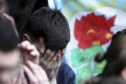 Un aficionado del Blackburn Rovers se lamenta este domingo en Brentford tras el descenso a la tercera categor&iacute;a del f&uacute;tbol ingl&eacute;s.