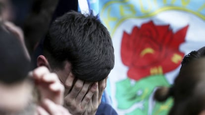 Un aficionado del Blackburn Rovers se lamenta este domingo en Brentford tras el descenso a la tercera categoría del fútbol inglés.