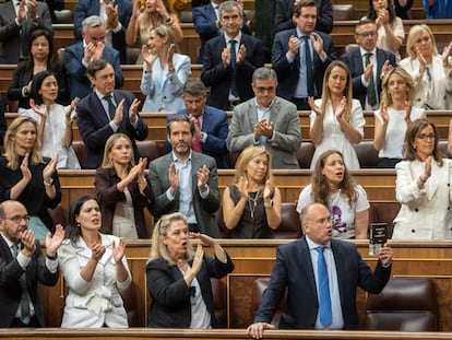 El portavoz del PP en el Congreso, Miguel Tellado, muestra la la Constitución y Reglamento de la Cámara este martes en el Congreso.