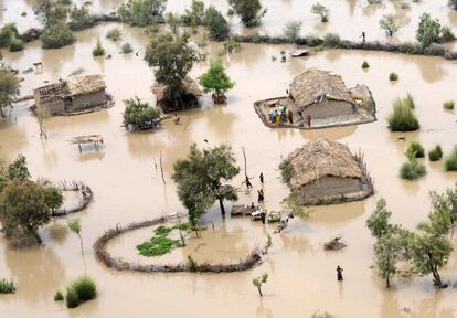 Vista aérea de un área inundada en las afueras de Sukkur, tomada desde un helicóptero de rescate del Ejército paquistaní en agosto de 2010. Asia meridional es una de las zonas más vulnerables al cambio climático en el mundo. Sus poblaciones están gravemente expuestas a inundaciones, sequías, tormentas y la subida del nivel del mar.