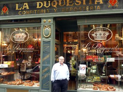Luis Santamaría ayer a la puerta de su pastelería, La Duquesita, donde se hacen roscones de Reyes desde 1914.
Apunte del encargo de Primo de Rivera en la segunda página del libro de registro de 1924.