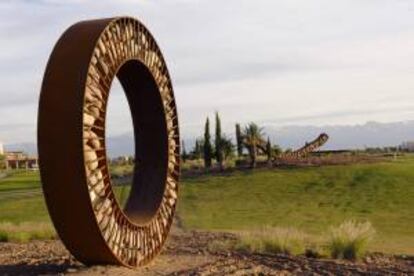 Fotografía facilitada por la Fundación Cultural Alliances. La ciudad marroquí de Marraquech acoge una novedosa e inédita atracción en el país y en todo África: un museo al aire libre con esculturas monumentales realizadas por artistas nacionales y extranjeros, al pie de las montañas del Atlas.